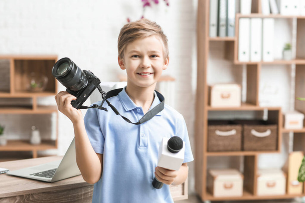 Petit journaliste avec microphone et caméra au bureau
 - Photo, image