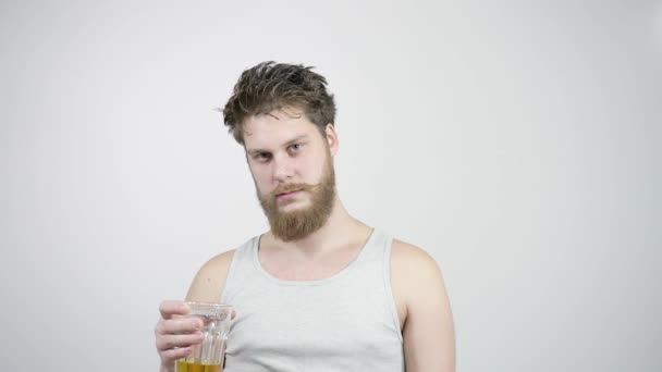 Drunk bearded guy drinking light beer and kicks the taste - Video