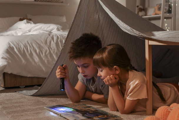 Petits enfants lisant l'histoire du coucher à la maison
 - Photo, image