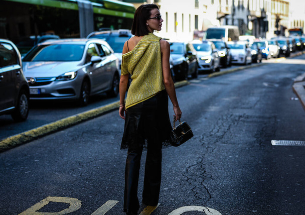 MILÁN, Italia- 21 de septiembre de 2019: Mary Leest en la calle durante la Semana de la Moda de Milán
. - Foto, imagen