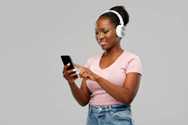 african woman in headphones listening to music - Foto, Imagem