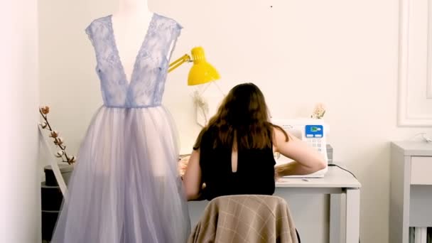 Alfaiate feminino trabalhando em seu estúdio com máquina de costura
 - Filmagem, Vídeo