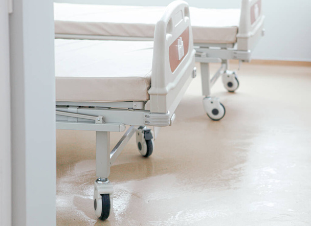 Modern hospital room. Hospital bed in clean and modern hospital. Interior of empty hospital ward. - Foto, Bild