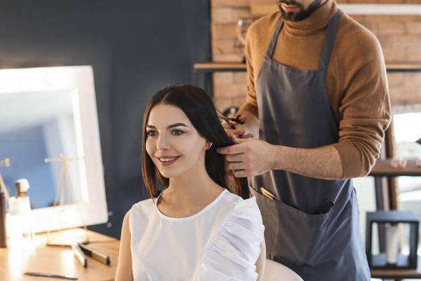 Hairdresser working with client in salon - Foto, Imagen