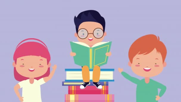 Παγκόσμια ημέρα βιβλίου εορτασμός με μικρά παιδιά ανάγνωση - Πλάνα, βίντεο
