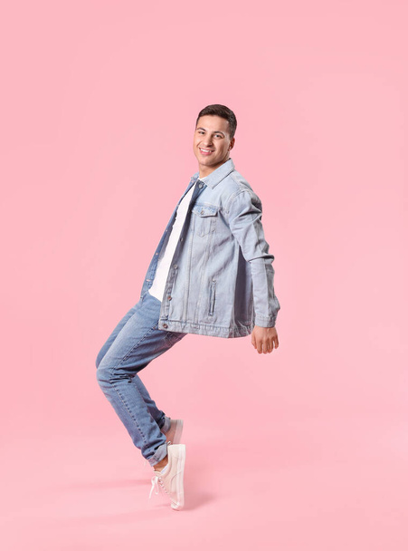 Dancing young man on color background - Foto, Bild