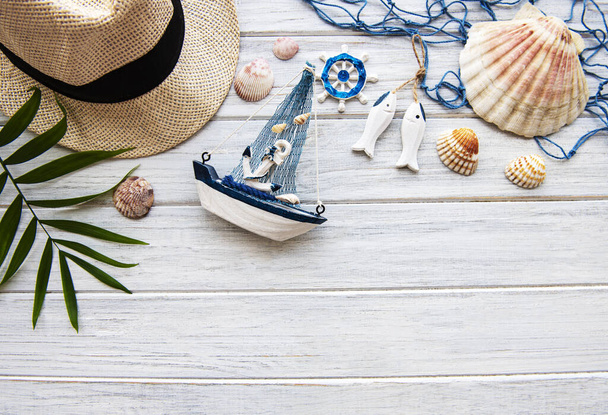 Summer holiday travel background with seashells and toy boat. View from above. Flat lay - Fotografie, Obrázek