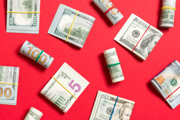 barevné pozadí s penězi americké stovky dolarových bankovek na vrcholu wiev s prostorem pro kopírování textu v obchodní koncepci. - Fotografie, Obrázek