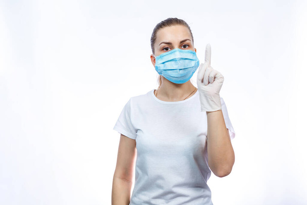 γυναίκα υπάλληλος υγείας σε προστατευτική ιατρική χειρουργική μάσκα κατά του ιού. Απομονωμένα σε λευκό φόντο - Φωτογραφία, εικόνα