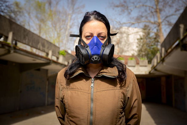 Mujer lleva máscara industrial con filtro de papel su cara para protección contra virus COVID-19, Corona.  - Foto, Imagen