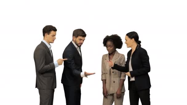 Diverse volwassen zakenmensen slaan handen ineen Teamgeest op witte achtergrond. - Video