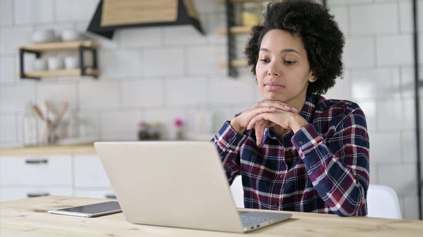 Afroamerykanka myśląca i pracująca na laptopie - Zdjęcie, obraz