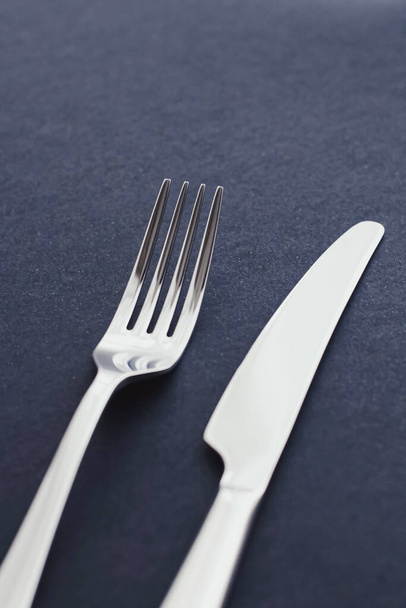 Fourchette et couteau, couverts argentés pour décor de table, design minimaliste et régime alimentaire
 - Photo, image