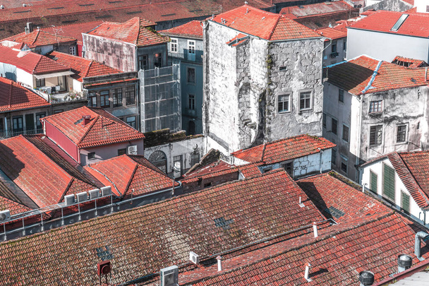 Calles estrechas entre tejados de tejas rojas de casas antiguas, Vila Nova de Gaia, Oporto, Portugal, Nov. 2019
  - Foto, Imagen