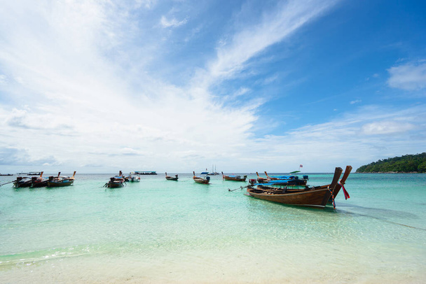 ロングテールのボートと海。パタヤビーチ,コリペ,タイ.  - 写真・画像