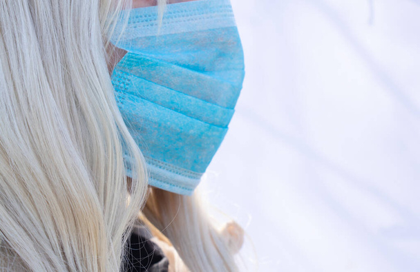 detailní záběr mladé ukrajinské ženy v lékařské masce na tváři během pandemie venku - Fotografie, Obrázek