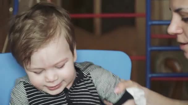 Mom wipes a baby snot - Felvétel, videó