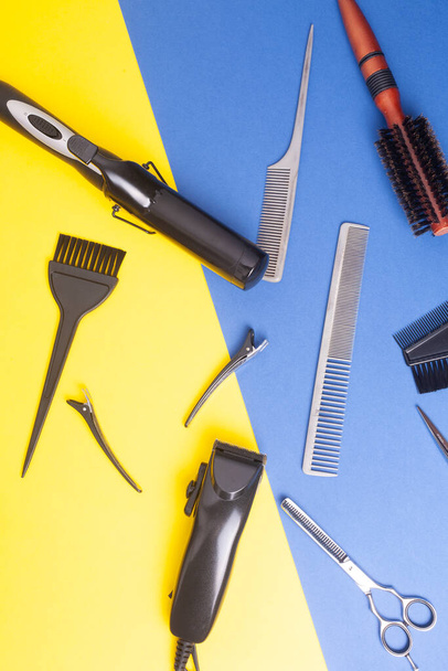 Coiffures de coiffeur et salons de beauté bannières flyers modèle de carte Inspiré par les outils professionnels de coiffeur de mode
 - Photo, image