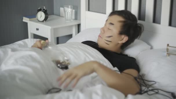 Betrunkener mit Kopfschmerzen wacht nach nächtlicher Party auf, Chaos im Zimmer, Kater - Filmmaterial, Video