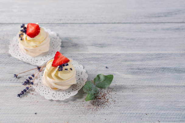 Sweet dessert cupcakes with fruits on the white wooden background - Foto, Imagem