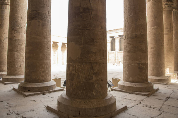 Wspaniała i starożytna świątynia Edfu, położona na zachodnim brzegu Nilu w Egipcie, w Afryce, poświęcona bogu diecezji Horus. - Zdjęcie, obraz