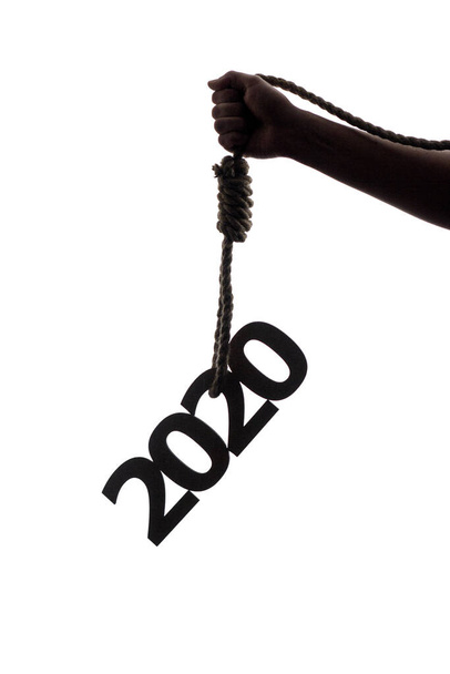 σιλουέτα ανδρικού χεριού με θηλιά σχοινιού με αριθμούς σε λευκό απομονωμένο φόντο, concept financial collaps, οικονομική κρίση το 2020 έτος - Φωτογραφία, εικόνα