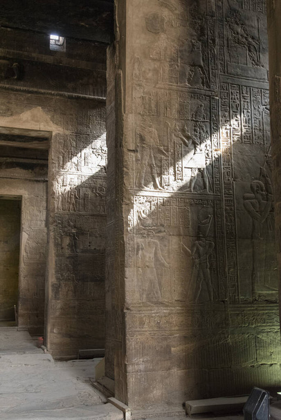 Edfu csodálatos és ősi temploma, a Nílus nyugati partján található Egyiptomban, Afrikában, a Dioese Horus istenének szentelve.. - Fotó, kép