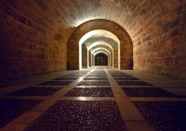 tunnel pedonale medievale senza persone
 - Foto, immagini