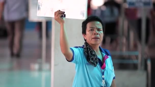 Été 2019 - Bangkok, Thaïlande - Excursion en bateau touristique le long de la rivière Chao Phraya. Une femme avec une bannière dans les mains invite les touristes à une excursion en bateau sur la rivière Chhao Praia
 - Séquence, vidéo