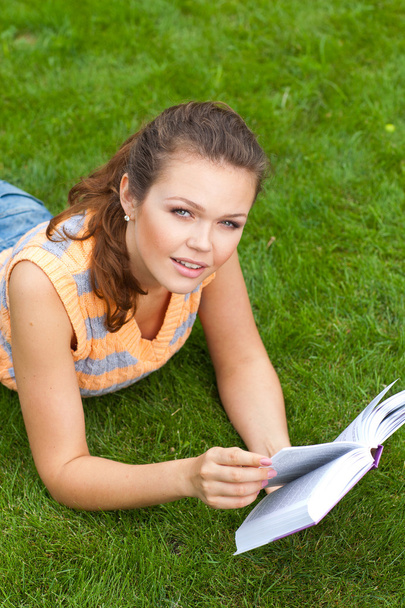 meisje met boek op gras - Foto, afbeelding