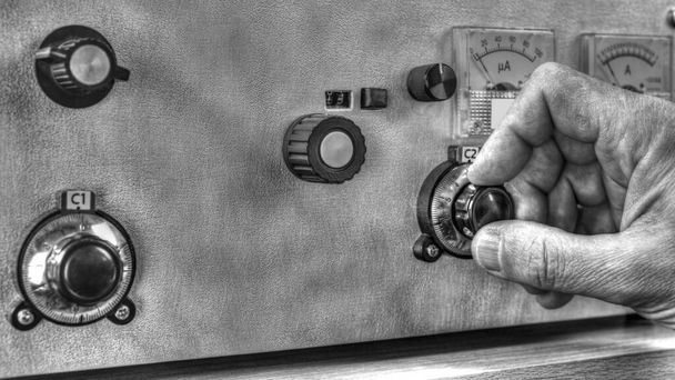 Detail radioamatérského ladění vysokofrekvenčního zesilovače v černé a bílé barvě - Fotografie, Obrázek