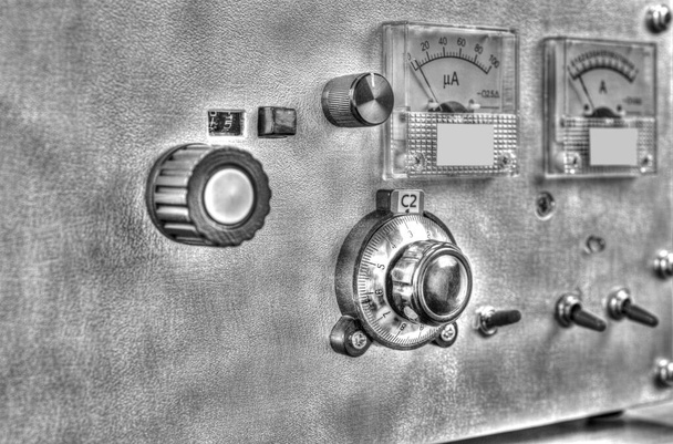 Vista de cerca del panel frontal de un amplificador de potencia de alta frecuencia con tubos de vacío en blanco y negro
 - Foto, Imagen