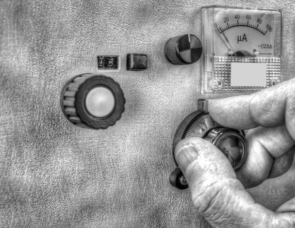 Detail radioamatérského ladění vysokofrekvenčního zesilovače v černé a bílé barvě - Fotografie, Obrázek