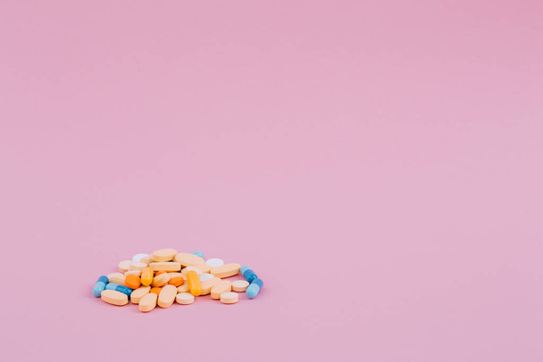 Comprimidos, comprimidos e cápsulas de medicamentos variados. - Foto, Imagem