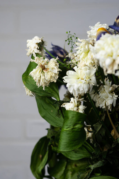 enfoque selectivo, un ramo de flores blancas moribundas
 - Foto, Imagen