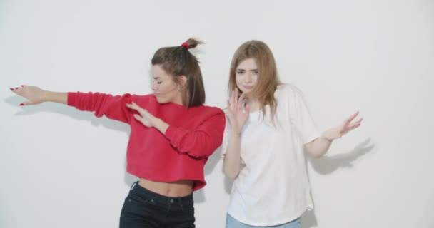 κορίτσια με καλοκαιρινά ρούχα που δείχνουν θετικά συναισθήματα - Πλάνα, βίντεο