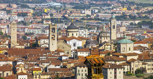 Veduta della città di Bergamo in Lombardia Italia dal centro storico di La Citta Alta
 - Foto, immagini
