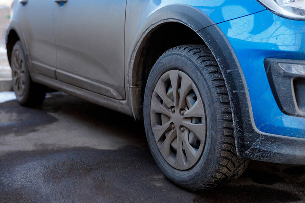 dirt and dust on the car body and wheels, chemicals and salt cause metal corrosion - 写真・画像