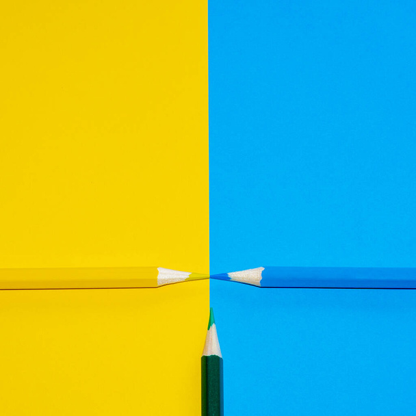 Żółte, niebieskie i zielone ołówki. Koncepcja mieszania kolorów podstawowych. Minimalna estetyka. - Zdjęcie, obraz