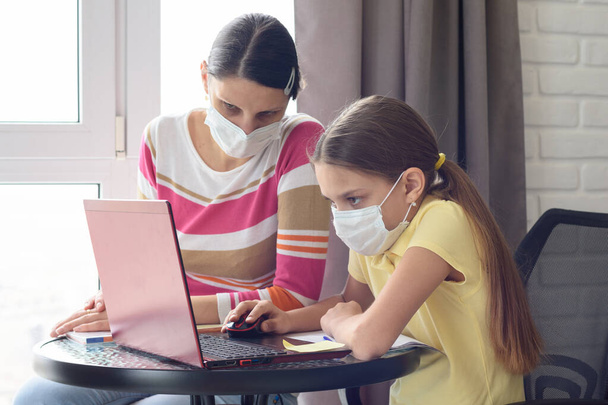 Quarantined mamma e suo figlio fare i compiti online
 - Foto, immagini