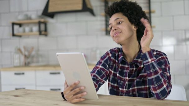 De Afro-Amerikaanse vrouw doet videochat op Tablet - Foto, afbeelding