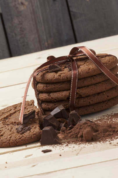 шоколадное печенье с корицей и шоколадной крошкой на деревянном фоне
 - Фото, изображение