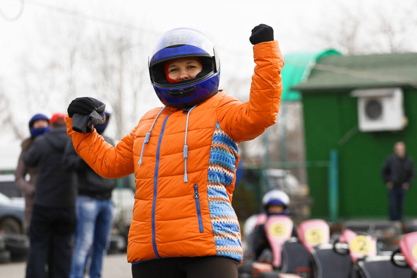 menina está dirigindo Go-kart carro com velocidade em uma pista de corrida playground. Go kart é um esporte a motor de lazer popular
. - Foto, Imagem