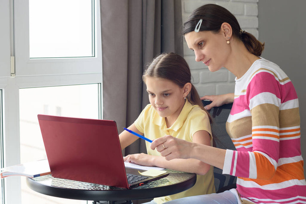 Özel öğretmen bir kızın internetten öğrenmesine yardımcı olur. - Fotoğraf, Görsel