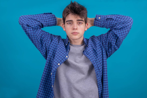 молодой мужчина подросток или студент в случайном стиле изолированы на цветном фоне
 - Фото, изображение