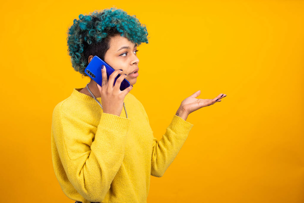meisje of vrouw praten op mobiele telefoon geïsoleerd op kleur achtergrond - Foto, afbeelding