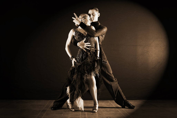 Tancerze w sali balowej na białym tle na czarnym tle - Zdjęcie, obraz