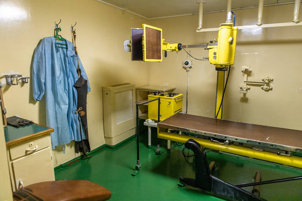 Mobiler alter Operationssaal auf dem Schiff. Medizinische Notfallversorgung - Foto, Bild