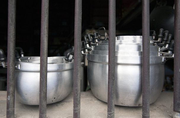 Plusieurs tailles de pots sécurisés en cage
 - Photo, image