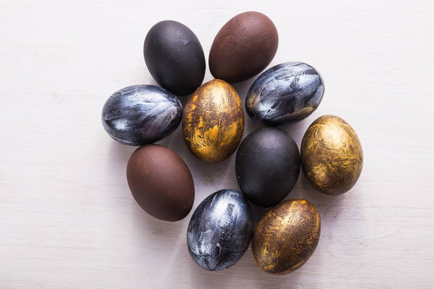 Vacaciones, diseño y moderno concepto de Pascua - Negro y marrón huevos de Pascua minimalismo estilo
 - Foto, imagen